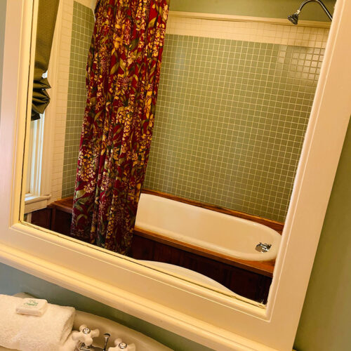 willoughby-cottage-bathtub